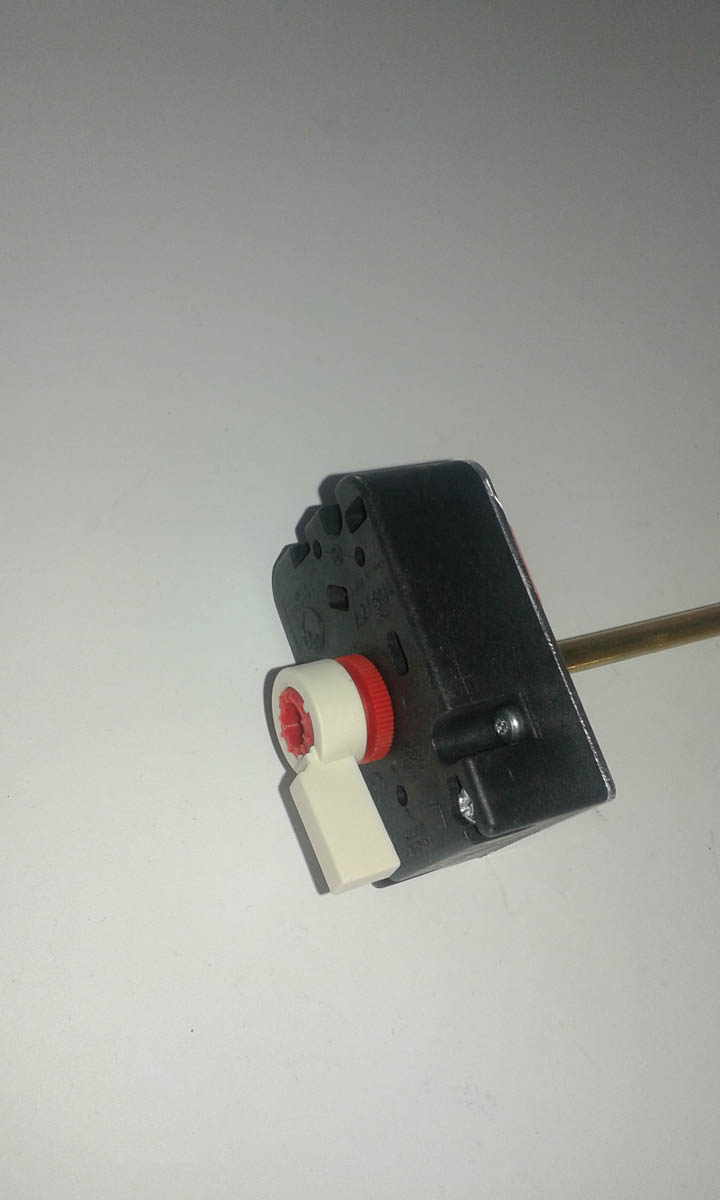 Termostat bojlera stapni ubodni cetvrtasti sa dugmetom za spoljnu regulaciju TRS77