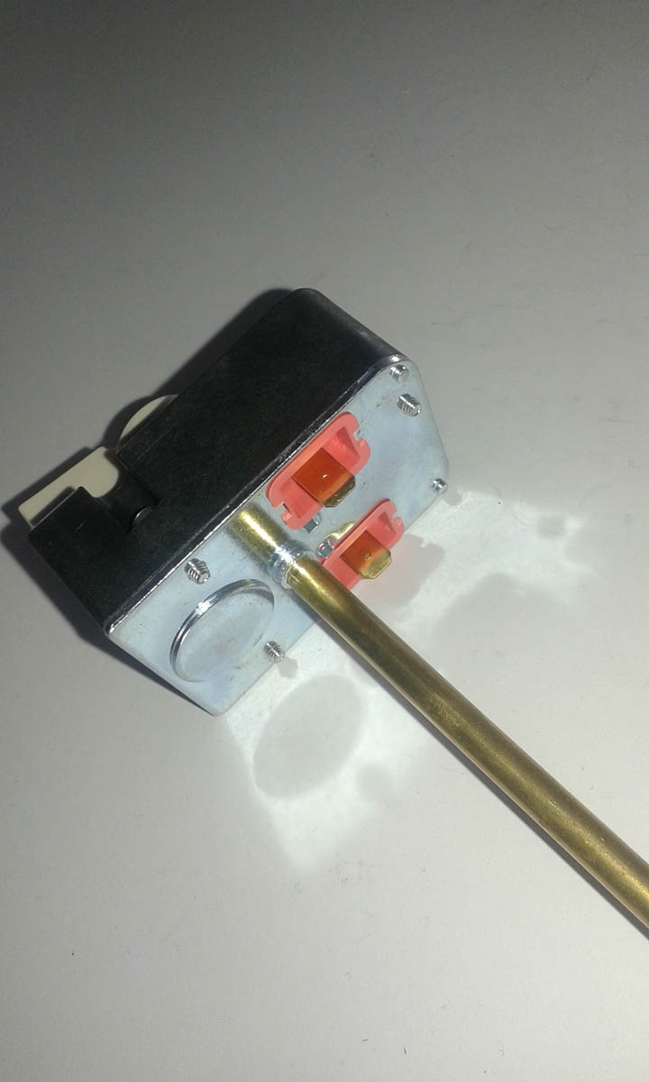 Termostat bojlera stapni ubodni cetvrtasti sa dugmetom za spoljnu regulaciju TRS77