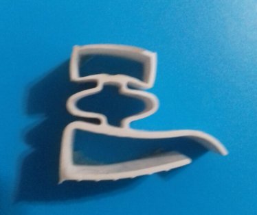   Magnetna guma za vrata frizidera univerzalna sifra za porucivanje  br.100. Gume se porucuju po spoljnim dimenzijama postojece gume.Obratiti paznju da li su vrata kriva stavljanjem nove gume necete resiti problem. Cena  je po duznom metru vec sastavljenih dimenzija.