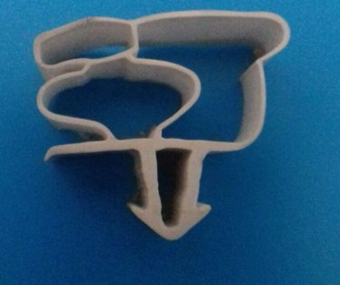 Magnetna guma za vrata frizidera BEKO sifra za porucivanje  br.101. Gume se porucuju po dimenzijama od ivice jelkice ili kanala na vratima.Obratiti paznju da li su vrata kriva stavljanjem nove gume necete resiti problem. Cena  je po duznom metru vec sastavljenih dimenzija.