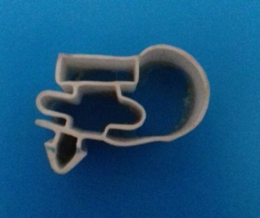 Magnetna guma za komercijalne uredjaje sa staklenim vratima  sifra za porucivanje  br.102. Gume se porucuju po dimenzijama od ivice jelkice ili kanala na vratima.Obratiti paznju da li su vrata kriva stavljanjem nove gume necete resiti problem. Cena  je po duznom metru vec sastavljenih dimenzija.