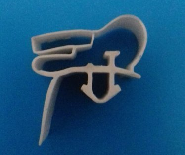 Magnetna guma za frizidere GORENJE sa jelkicom sifra za porucivanje  br.103. Gume se porucuju po dimenzijama od ivice jelkice ili kanala na vratima.Obratiti paznju da li su vrata kriva stavljanjem nove gume necete resiti problem. Cena  je po duznom metru vec sastavljenih dimenzija.