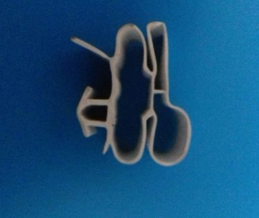 Magnetna guma za frizidere BIRA sa jelkicom sifra za porucivanje  br.104. Gume se porucuju po dimenzijama od ivice jelkice ili kanala na vratima.Obratiti paznju da li su vrata kriva stavljanjem nove gume necete resiti problem. Cena  je po duznom metru vec sastavljenih dimenzija.