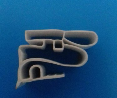 Magnetna guma za frizidere GORENJE sa falcom sifra za porucivanje  br.105. Gume se porucuju po dimenzijama od ivice jelkice ili kanala na vratima.Obratiti paznju da li su vrata kriva stavljanjem nove gume necete resiti problem. Cena  je po duznom metru vec sastavljenih dimenzija.