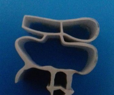 Magnetna guma za frizidere ELIN-SNIGE  sifra za porucivanje  br.106. Gume se porucuju po dimenzijama od ivice jelkice ili kanala na vratima.Obratiti paznju da li su vrata kriva stavljanjem nove gume necete resiti problem. Cena  je po duznom metru vec sastavljenih dimenzija.