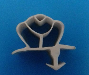 Zamrzivacka guma OBOD (sivi poklopac) sifra za porucivanje  br.110. Gume se porucuju po dimenzijama od ivice jelkice ili kanala na vratima.Obratiti paznju da li su vrata kriva stavljanjem nove gume necete resiti problem. Cena  je po duznom metru vec sastavljenih dimenzija.