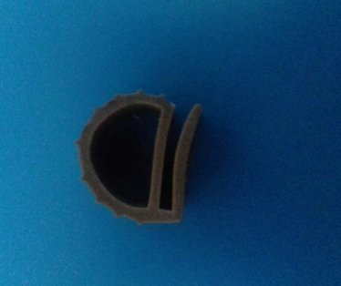 Guma vrata rashladne vitrine materijal PVC.Sifra za porucivanje je br.111.Gume se porucuju po dimenzijama od ivice jelkice ili kanala na vratima.Obratiti paznju da li su vrata kriva stavljanjem nove gume necete resiti problem. Cena  je po duznom metru vec sastavljenih dimenzija.