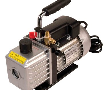 FR VAKUM PUMPA VP-215 - 42 LIT. U MIN. DVOSTEPENA  Dvostepena Protok 50Hz 1.5CFM 42L / min 60Hz 1.8CFM 50L/ min Napon: 220/50-60 Hz Zapremina: 1,5CFM (42 lit/min.) Kraj vakuum: 15 mikrona Snaga motora: 1,4 HP Priključak: 1/4 SAE Punjenje ulja: 200 ml Dimenzije: 308x124x224 mm Težina: 7,3 kg